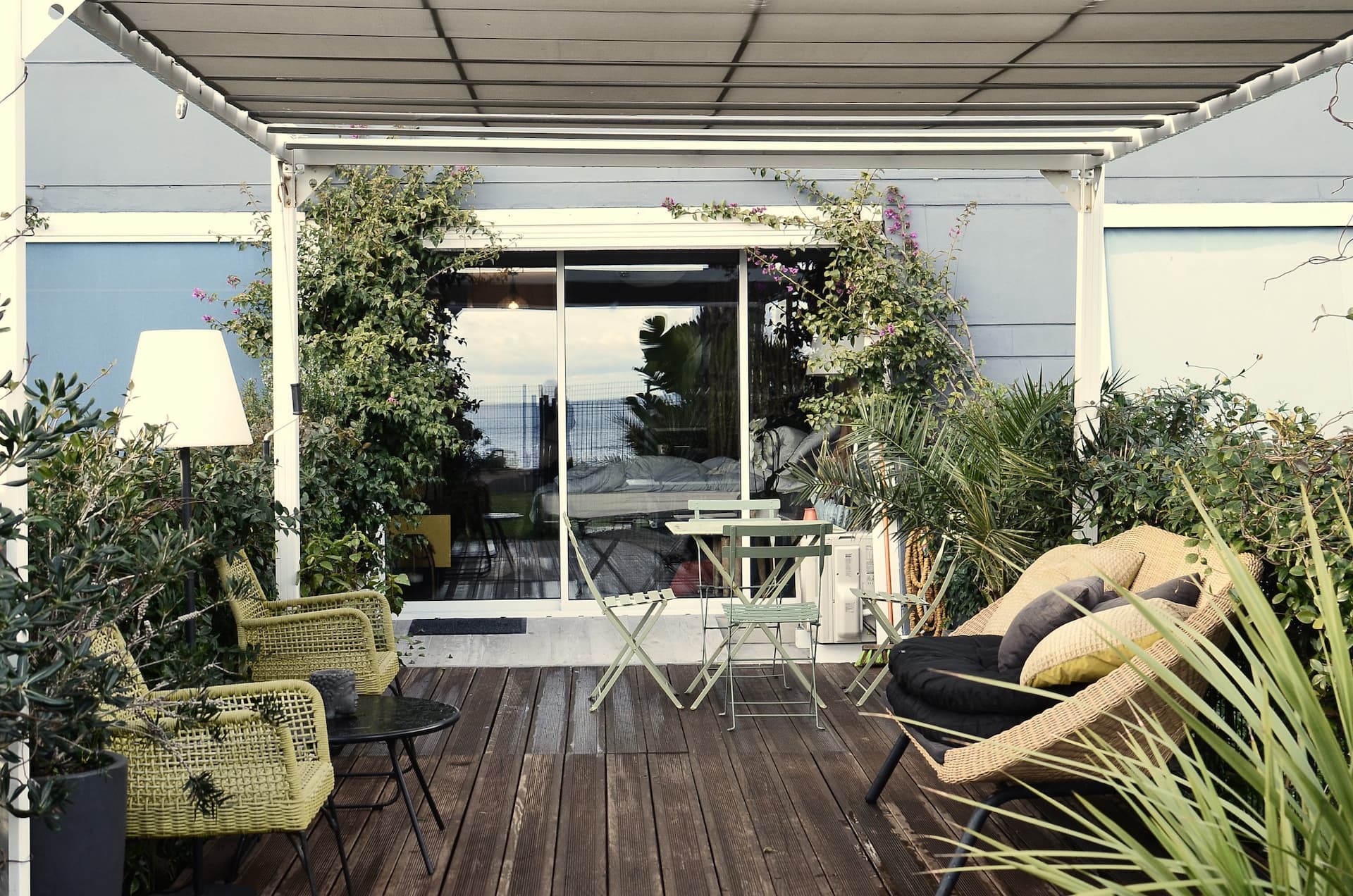 TErraza pequeña decorada con plantas, mesa y sillas